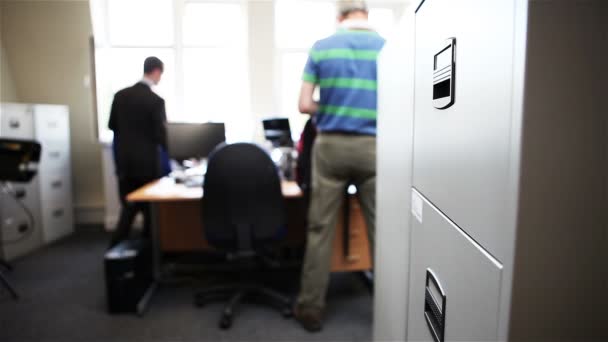 Kontoret: business arbetare arkivering — Stockvideo
