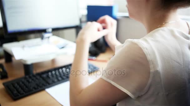 Urząd: kobieta biznesu czytanie jej monitor komputera — Wideo stockowe