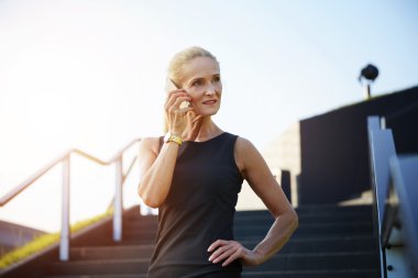 Ciddi telefon konuşma