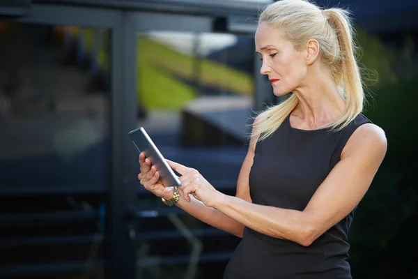 Businesswoman pomocí smartphonu — Stock fotografie