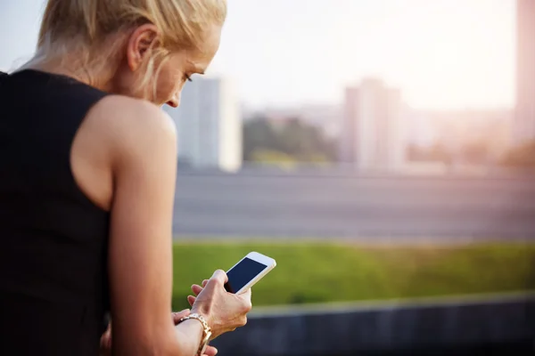 Zralá žena mimo pomocí mobilního telefonu — Stock fotografie