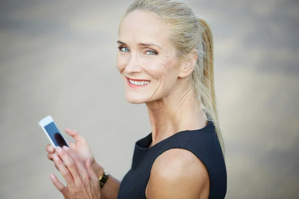 Uśmiecha się kobieta interesu przy użyciu mobilnych — Zdjęcie stockowe