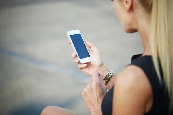 Usando el teléfono inteligente más nuevo — Foto de Stock