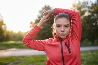 Sabah güneşin altında uzanan