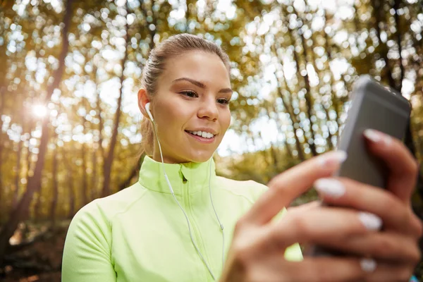 Kız sabah koşu için çalma listesi oluşturma