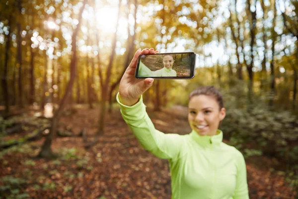 Selfie in het bos — Stockfoto