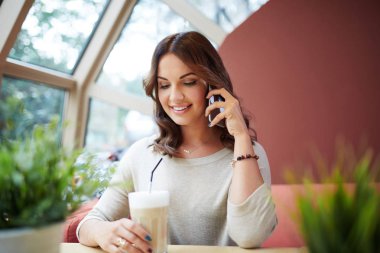 Telefon bir bardak kahve konuşmak