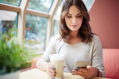 İlginç bir mesaj okuyor