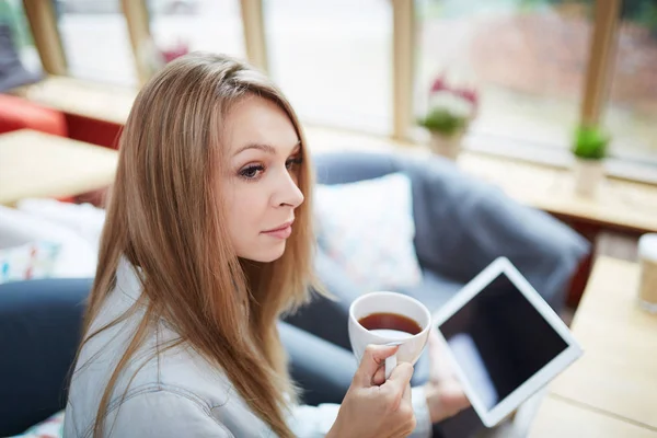 Relájese con una taza de té — Foto de Stock