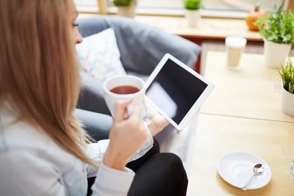 Beber té y usar la tableta — Foto de Stock