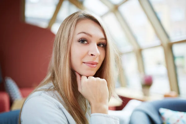 Giovane donna sicura — Foto Stock