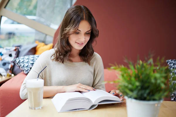 La felicidad es un buen libro — Foto de Stock