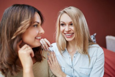 iki mutlu arkadaşlar