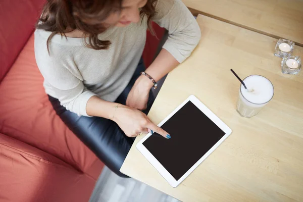 Femme utilisant la tablette à la table de café — Photo