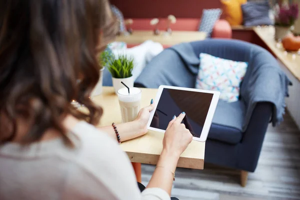 Femme se détendre au café en utilisant une tablette — Photo