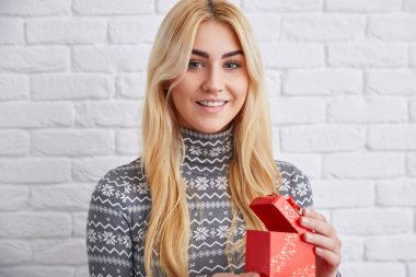 Güzel kadın kırmızı hediye kutusu açma