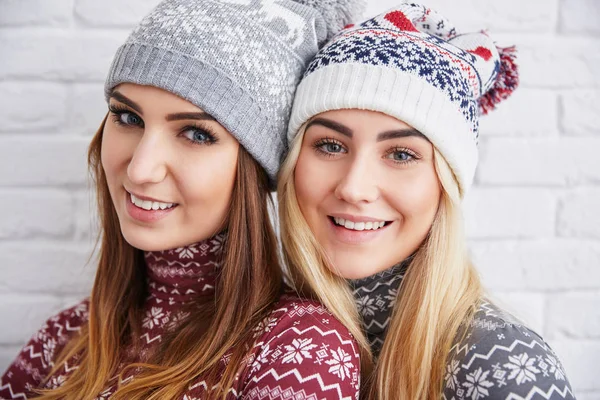 Две красивые женщины в зимних кепках — стоковое фото