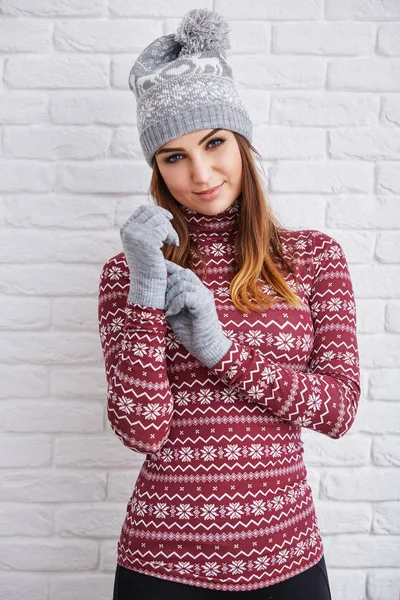 Красивая женщина в зимней шапочке и перчатках — стоковое фото