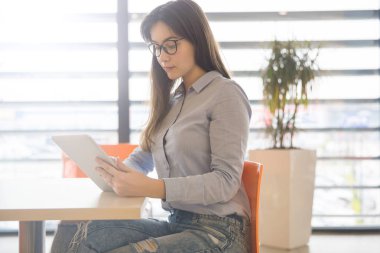 Tablet kullanan iş kadını