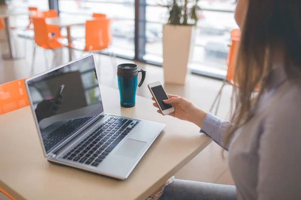 Frau schreibt SMS auf Handy — Stockfoto