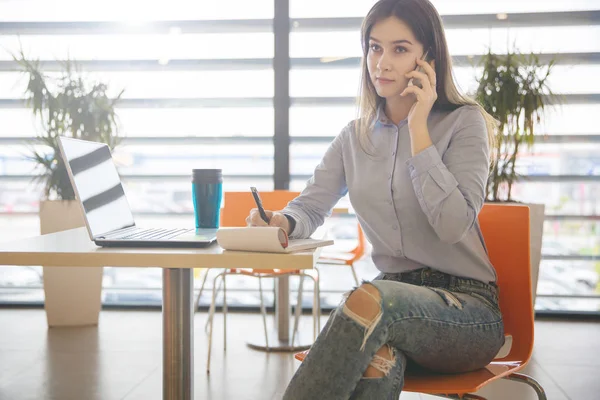 Empresaria trabajando remotamente hablando en el móvil — Foto de Stock