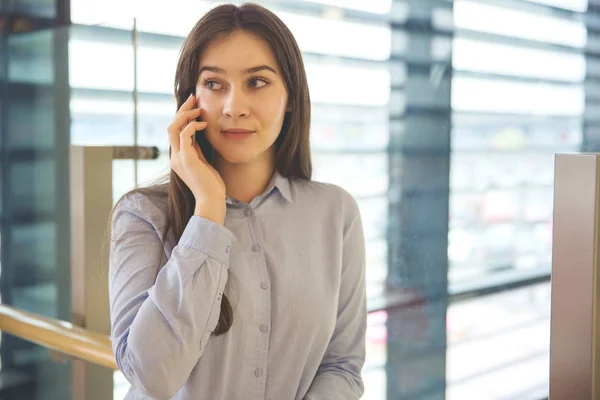 Conversa de telefone comercial — Fotografia de Stock