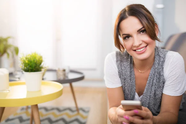 Mooi meisje texting vrienden — Stockfoto