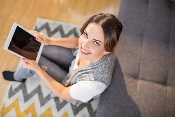 Entretenimiento en casa con tablet — Foto de Stock