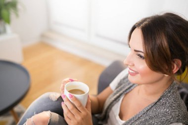 Bir fincan aromatik kahve.