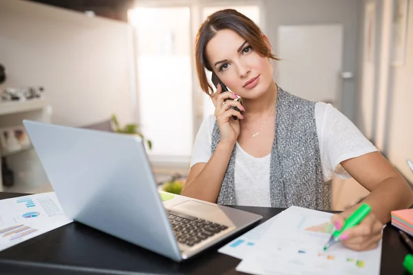 Trabajar remotamente desde casa — Foto de Stock