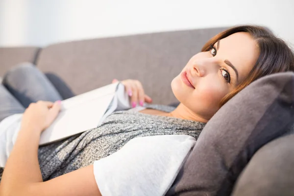 Dulce pereza con libro — Foto de Stock