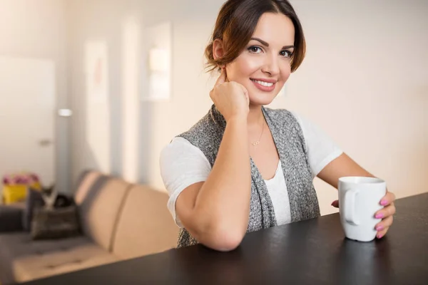 Hermosa mujer con taza de té — Foto de Stock