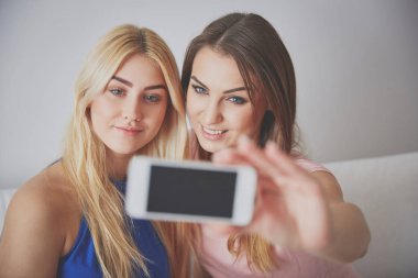 Selfie çeken kızlar.