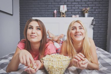 Yatak odasında ilginç film izlerken arkadaşlar