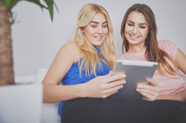 Film tablet birlikte izlerken