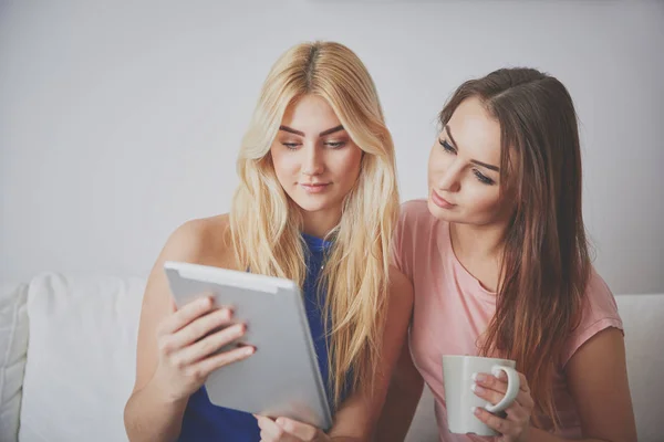 Dos mujeres usando tableta — Foto de Stock