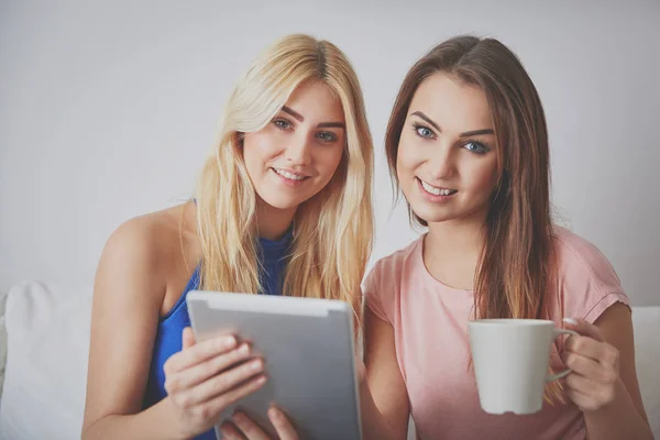 Lezing samen interessante ebook — Stockfoto