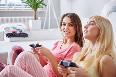 Ben ve video oyunları oynarken benim en iyi arkadaşım