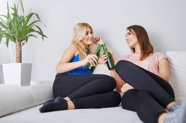 Arkadaşınızın sohbet bira şişe