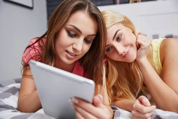 Hermanas leyendo ebook juntos — Foto de Stock