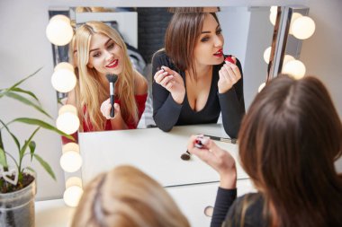 bir aynada yansıması