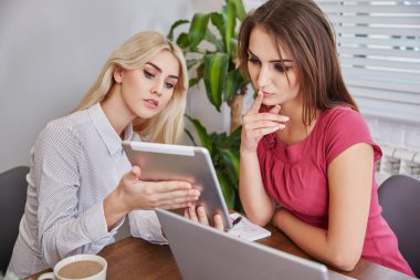 İş kadınları hakkında ilginç fikirler düşünüyorum