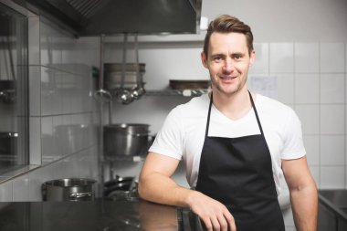 Kendine güvenen Şef mutfakta ayakta