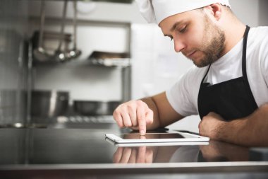 Şef mutfakta tablet kullanma