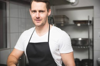 erkek Şef mutfakta ayakta