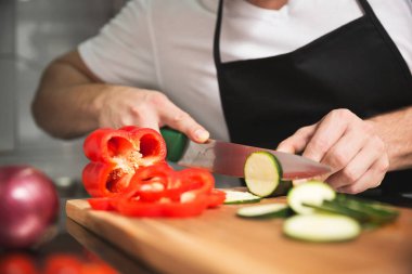 Salatalık ve biber kesme Şef eller