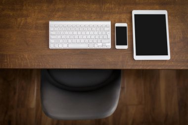 Klavye, smartphone ve tablet masanın üzerinde