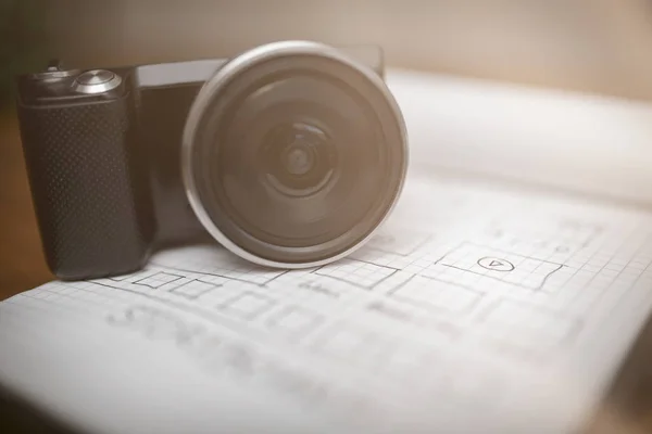 Digitalkamera på notepad med storyboard — Stockfoto