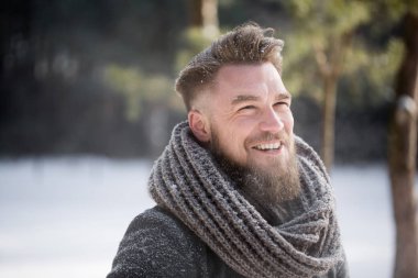 Bir kış yürüyüş gülüyor