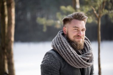 Bir kış yürüyüş emin adam